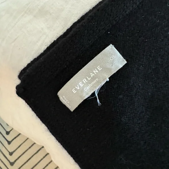Everlane Cashmere Scarf - Black - Picture 4 of 5